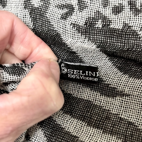 Nwot grey and black animal print scarf!  Super long can be worn many ways - Picture 4 of 6